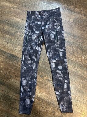 Athleta  Black & Gray Floral Rainer tights with Zipper Pockets